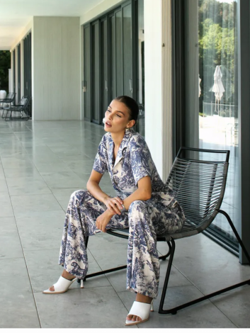 Костюми жіночі