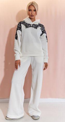 Гарний теплий костюм