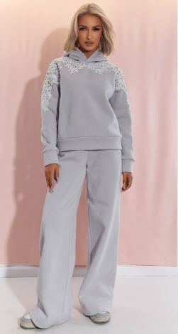 Гарний теплий костюм