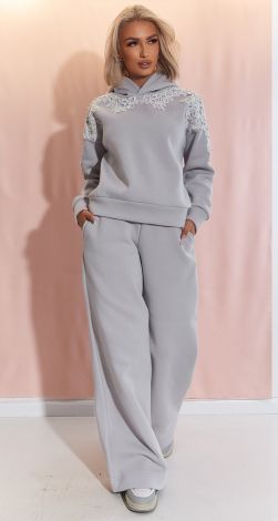 Гарний теплий костюм