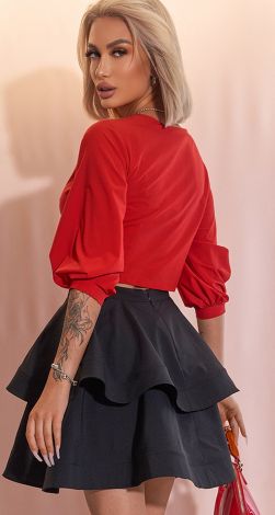 Красивая красная блузка