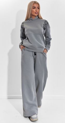 Затишний костюм із вішивкою