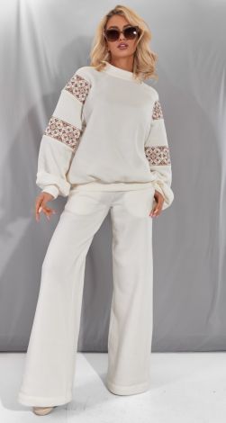 Костюм з вишивкою, без капюшона