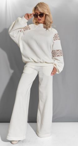 Костюм з вишивкою, без капюшона