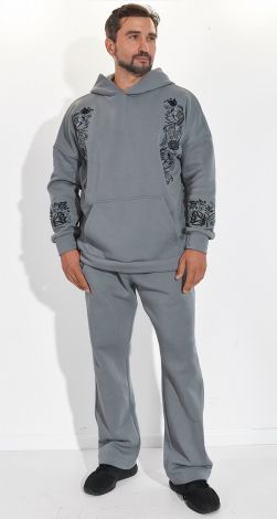 Теплый костюм с вышивкой