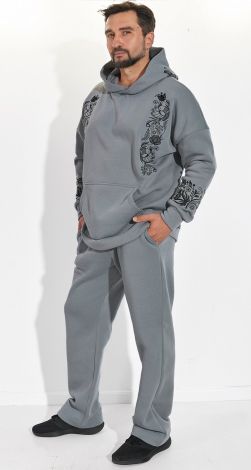 Теплый костюм с вышивкой