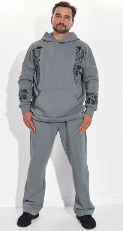 Теплый костюм с вышивкой