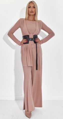 Костюмы женские