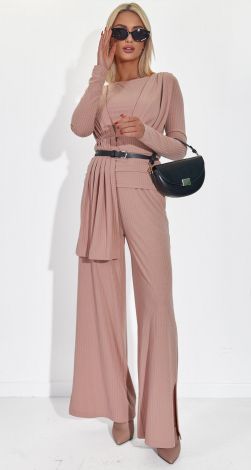 Костюмы женские