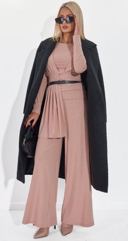 Костюмы женские