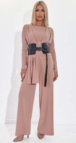 Костюмы женские