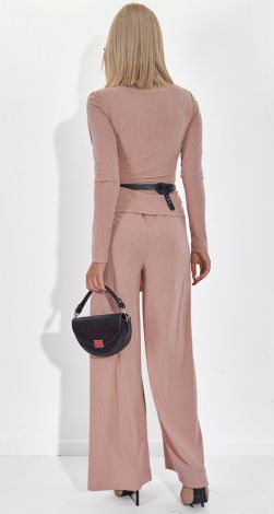 Костюмы женские