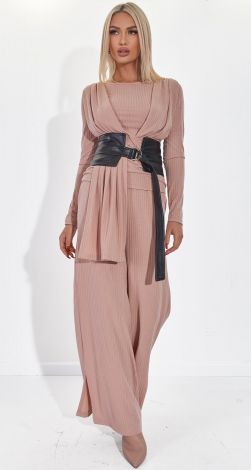 Костюмы женские