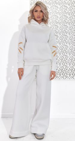 Теплый костюм с вышивкой