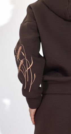 Теплый костюм с вышивкой