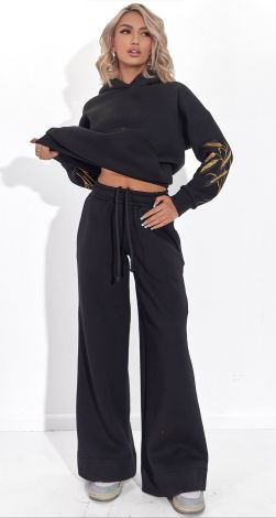 Теплый костюм с вышивкой