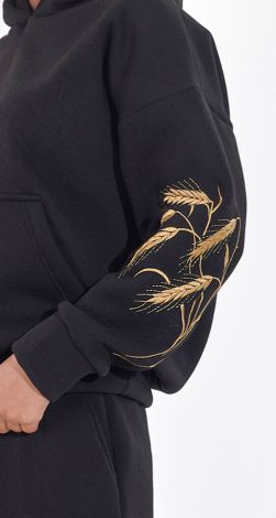 Теплый костюм с вышивкой