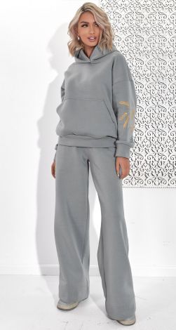 Теплый костюм с вышивкой