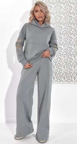 Теплый костюм с вышивкой