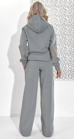 Костюмы женские