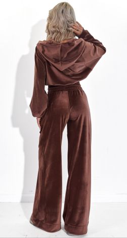 Костюмы женские