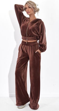 Костюмы женские