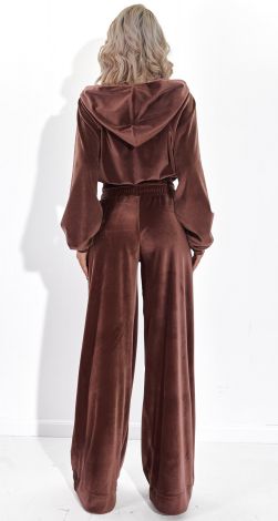 Костюмы женские