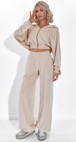 Костюмы женские