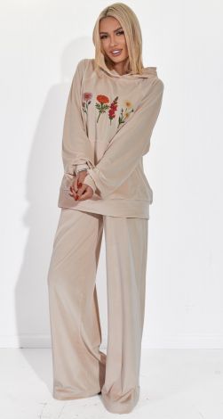 Костюмы женские