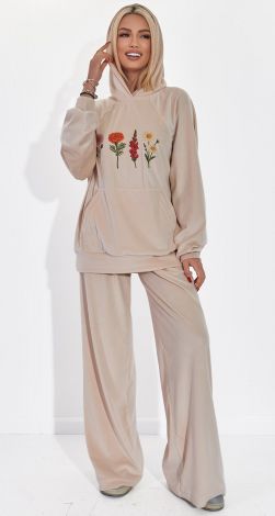 Костюмы женские