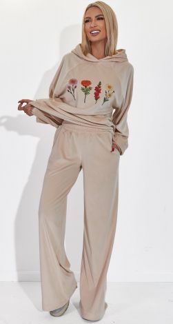 Костюмы женские