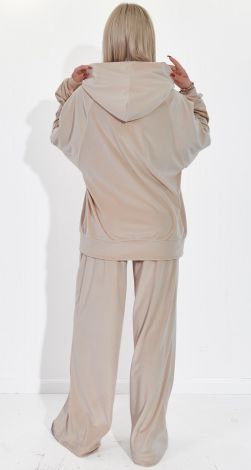 Костюмы женские