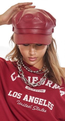 Кепка з екошкіри, що надає образу характеру