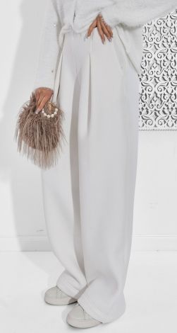 Брюки з преміальної тринитки із густим начісом, які виглядають як елемент подіумного образу.