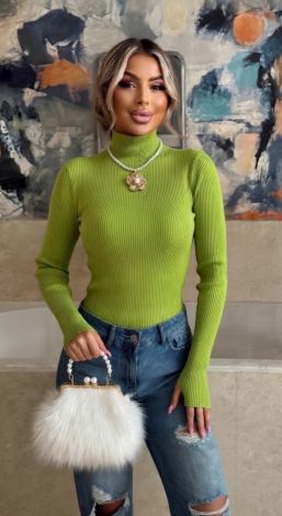 Жіночий лонгслів у наймоднішому відтінку сезону