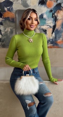 Жіночий лонгслів у наймоднішому відтінку сезону