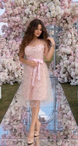 Ошатне плаття з квітковою вишивкою