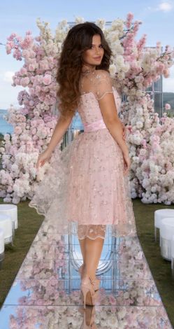 Ошатне плаття з квітковою вишивкою