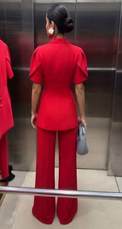 Червоний костюм з характером