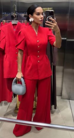 Червоний костюм з характером