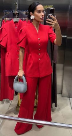 Червоний костюм з характером