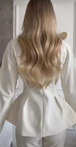 Біла архітектура: Костюм, який змінює силует