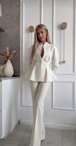 Біла архітектура: Костюм, який змінює силует
