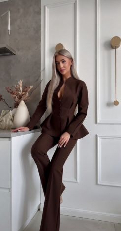 Брючний костюм з акцентною талією та брюками клеш