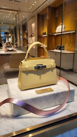 Маленька жовта сумочка