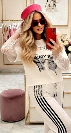 Corset Vibe & Lace: Футболка, яка диктує правила