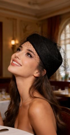 Noir Chic: Капелюшок, який створює інтригу