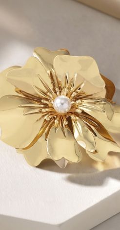 Велика металева брошка у вигляді квітки з перлиною