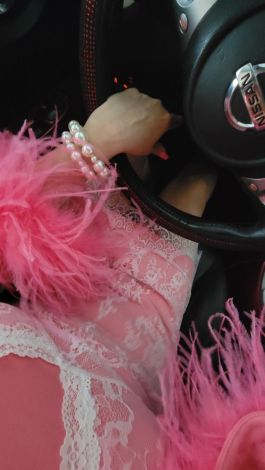 Рожева вечірня сукня міні з двонитки з пір'ям страуса на рукавах