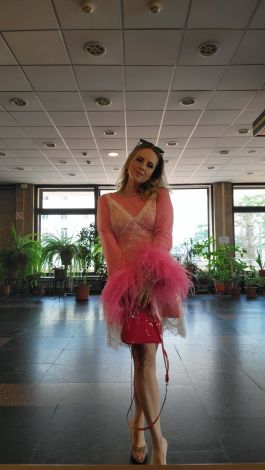 Рожева вечірня сукня міні з двонитки з пір'ям страуса на рукавах